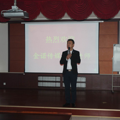 聽國(guó)學(xué)講座，習(xí)傳統(tǒng)文化               